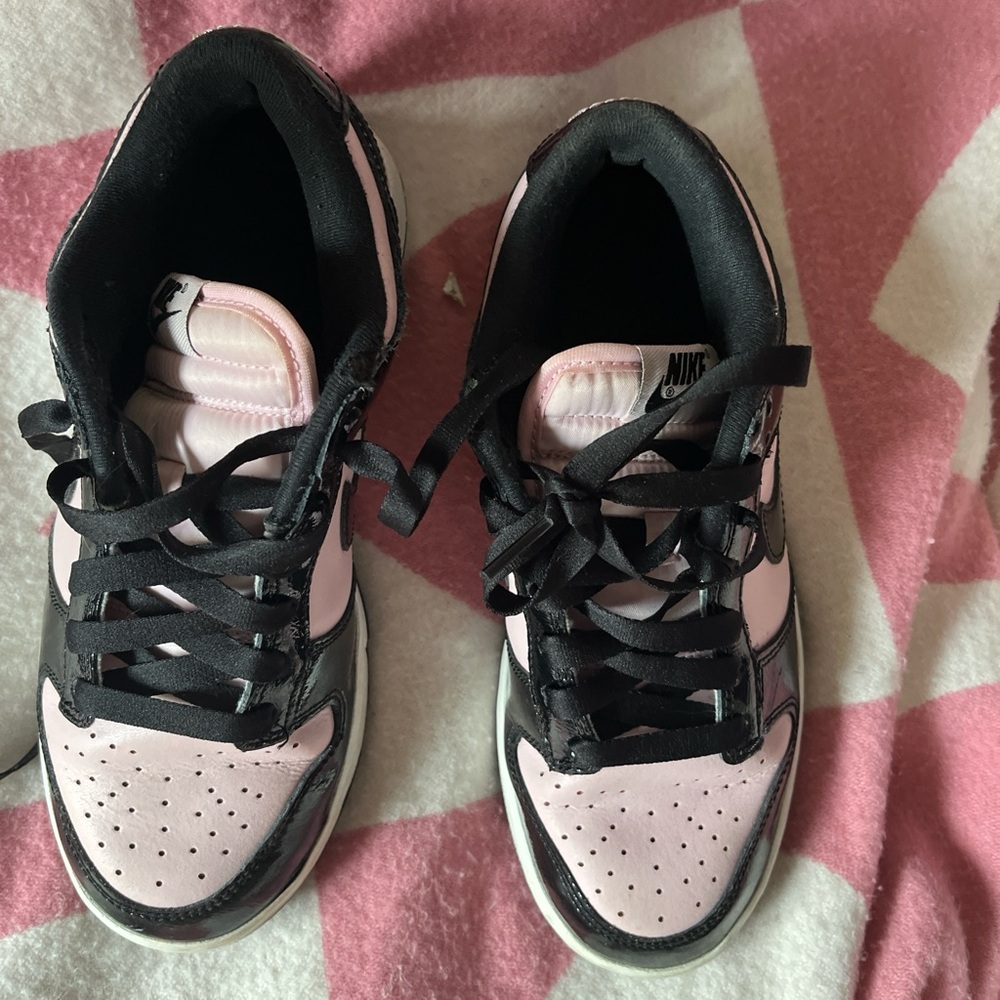 Nike Black and Pink Sneakers Classic Basketball-Inspired Design